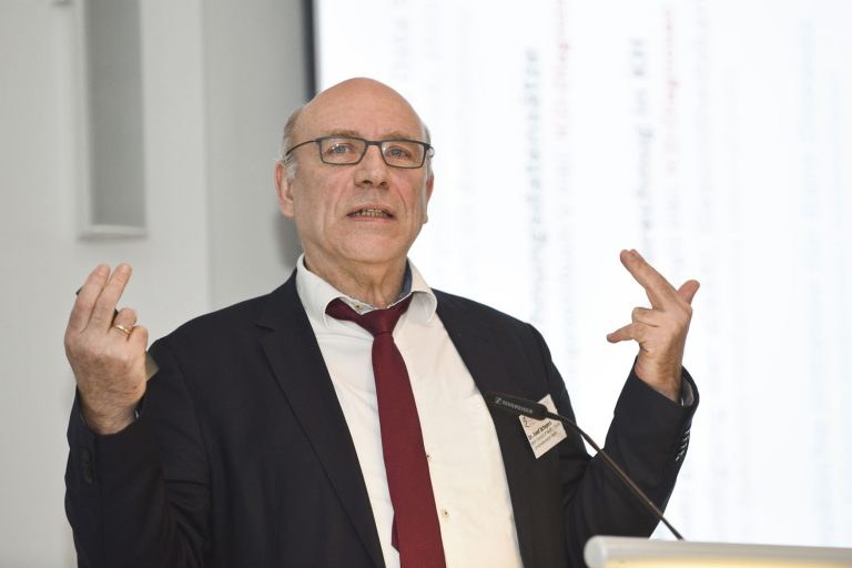 Dr. Josef Schepers spricht ins Mikrophon am Rednerpult