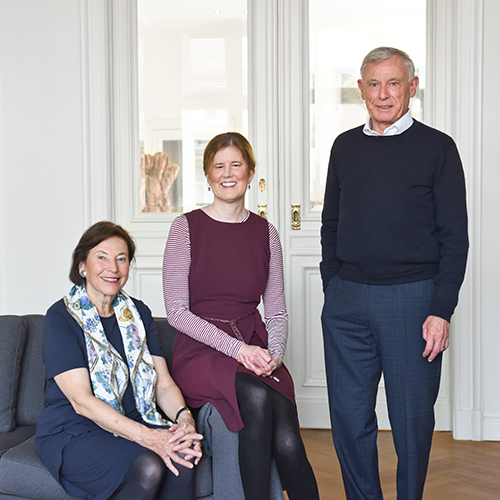 Eva Luise, Ulrike (beide sitzend) und Horst Köhler (stehend) blicken freundlich in die Kamera.st Köhler
