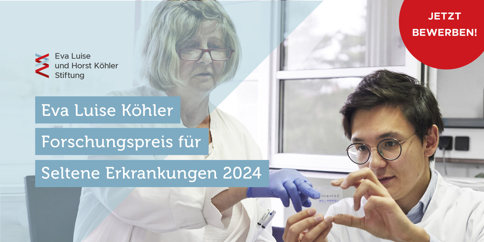 Blaugrauer Hintergrund mit Schriftzug Eva Luise Köhler Forschungspreis für Seltene Erkrankungen 2024 mit rotem Jetzt Bewerben Button und logo auf der linken Seite